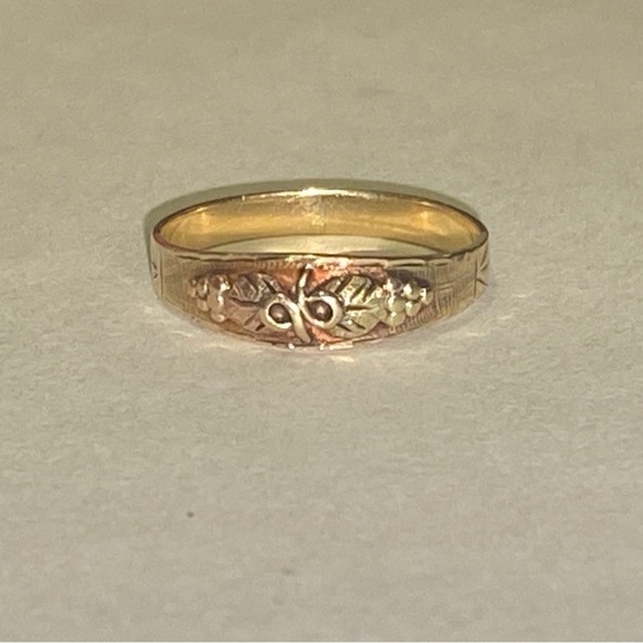 10K - 12K Black Hills Gold Pinky Ring - Good Vintage Condition. Authentic. - Picture 6 of 16